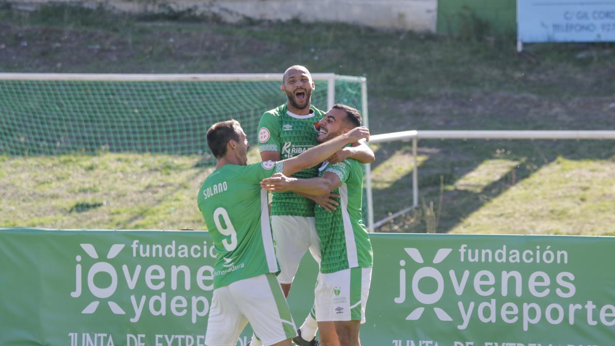 A la derecha, celebrando su gol al Mensajero con Kamal y Solano.