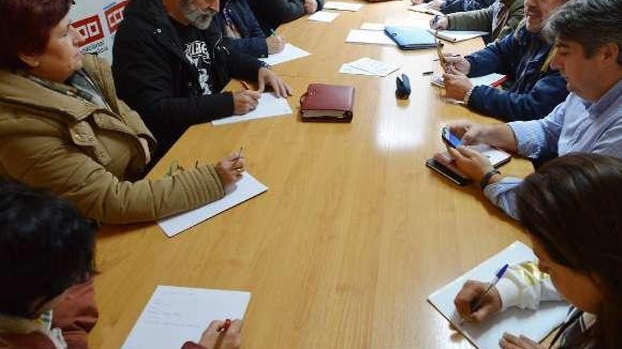 Reunión ayer de CC OO, CIG y UGT en la sede de la Unión Comarcal de Pontevedra. // Gustavo Santos