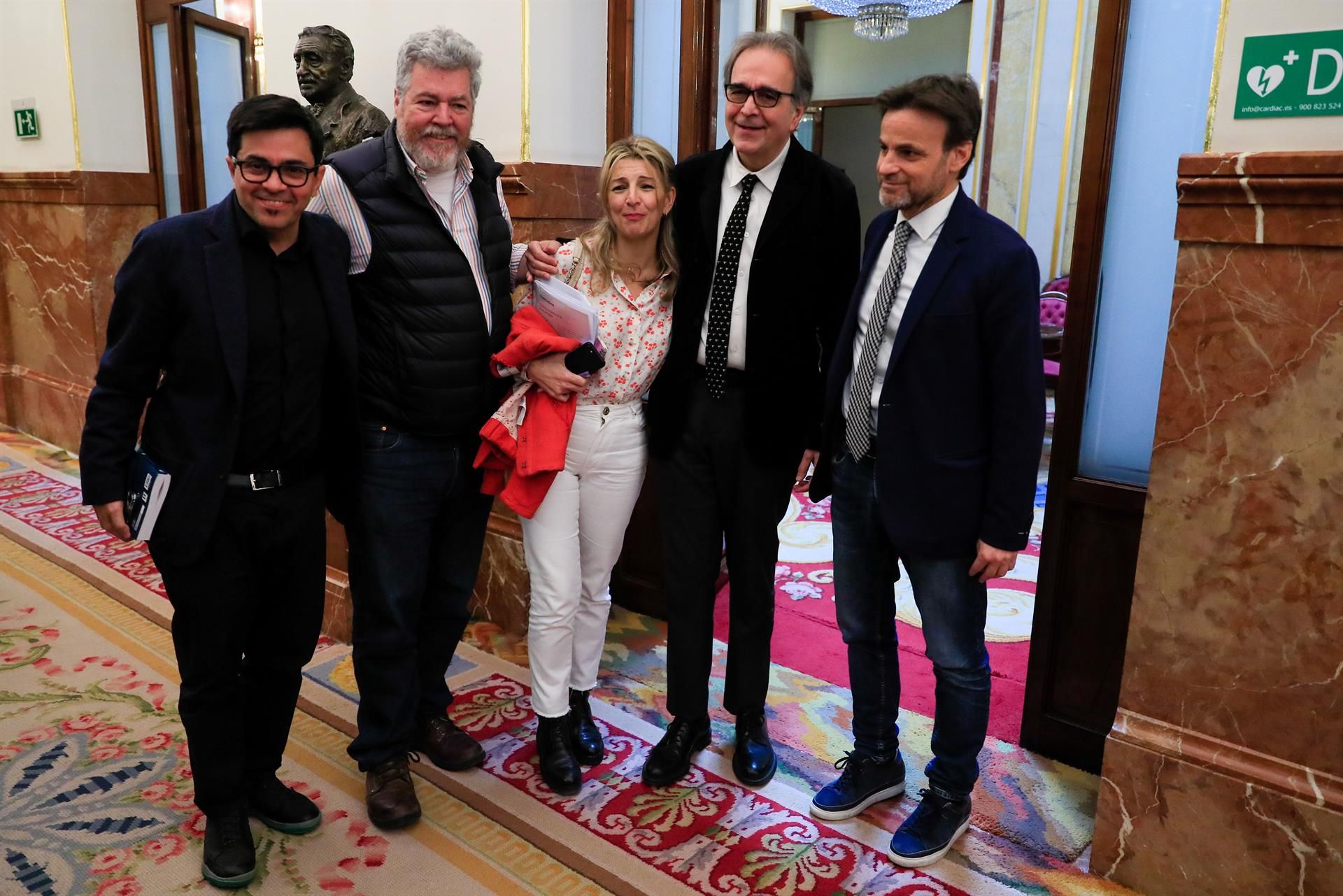 El ministro de Universidades, Joan Subirats, junto varios diputados de Podemos y Yolanda Díaz en el Congreso de los Diputados.