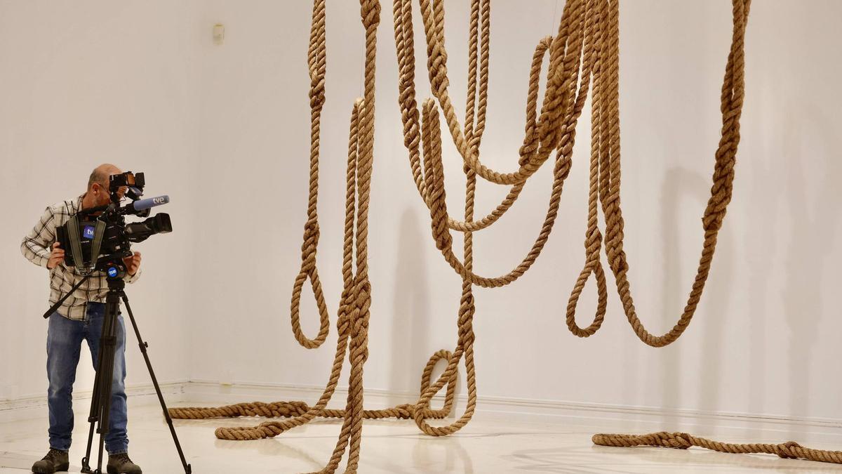Una de las instalaciones de la exposición ‘Senga Nengudi y Maren Hassinger’ en el IVAM.
