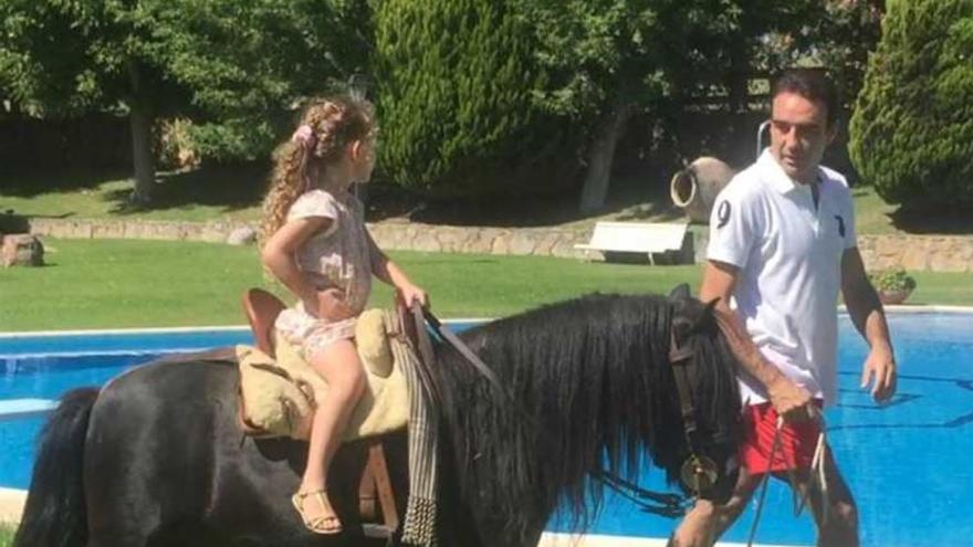 El diestro de Chiva publicó en sus redes una imagen de una de sus hijas montando un poni en el jardín con la piscina al fondo