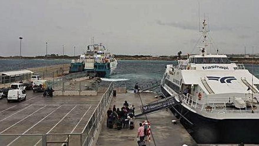 Pasajeros y vehículos embarcan ayer en el puerto de la Savina.