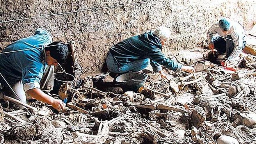 Arqueólogos en la exhumación de una fosa de víctimas de la dictadura argentina. / clarín