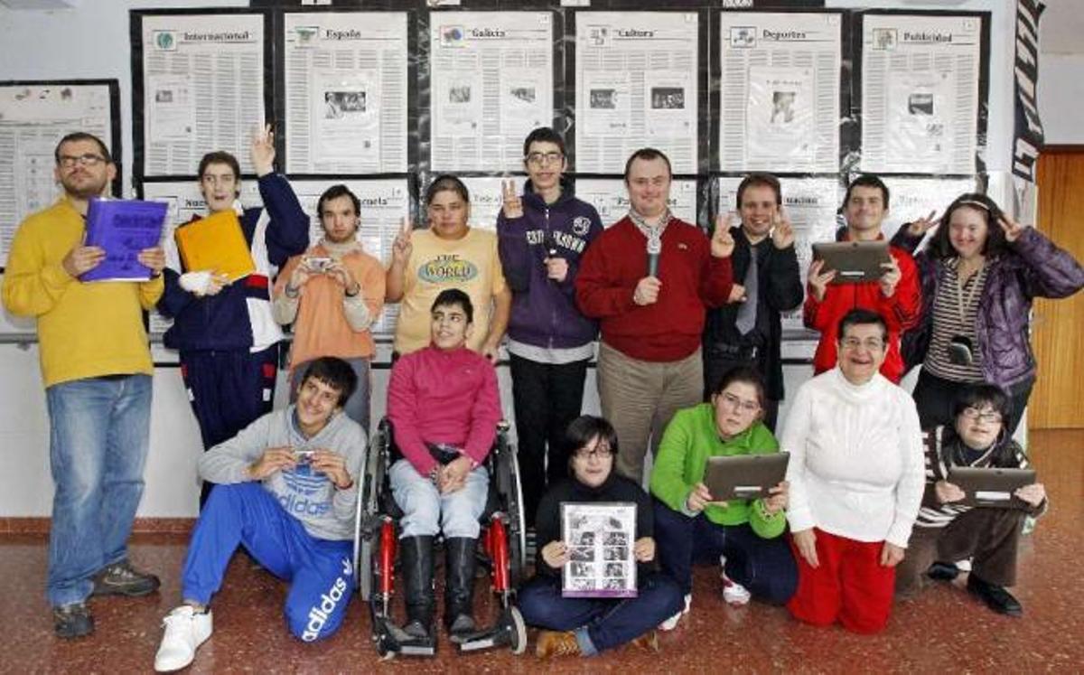 Los reporteros del Juan María, con sus herramientas de trabajo para elaborar el blog.  // Marta G. Brea