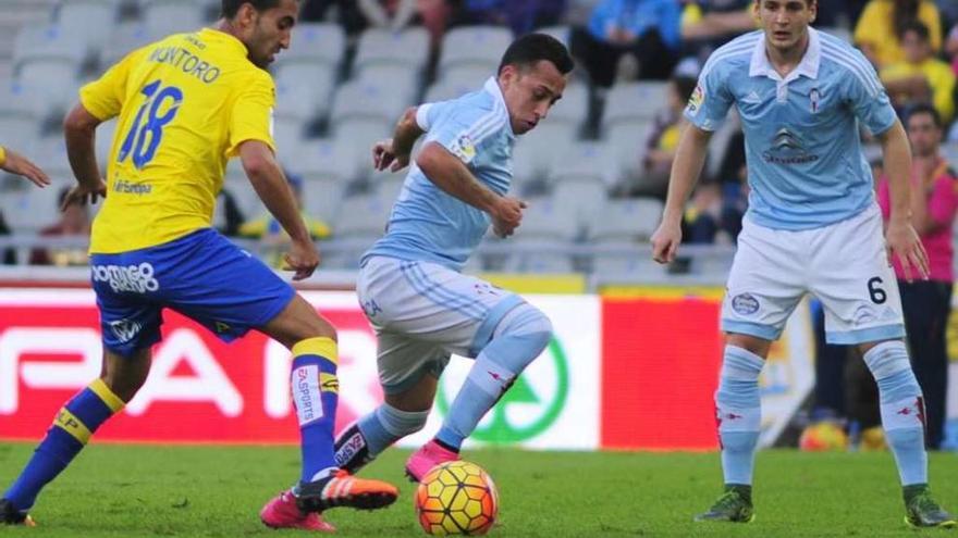 Orellana conduce el balón ante Montoro y con Radoja siguiendo la jugada. // LOF