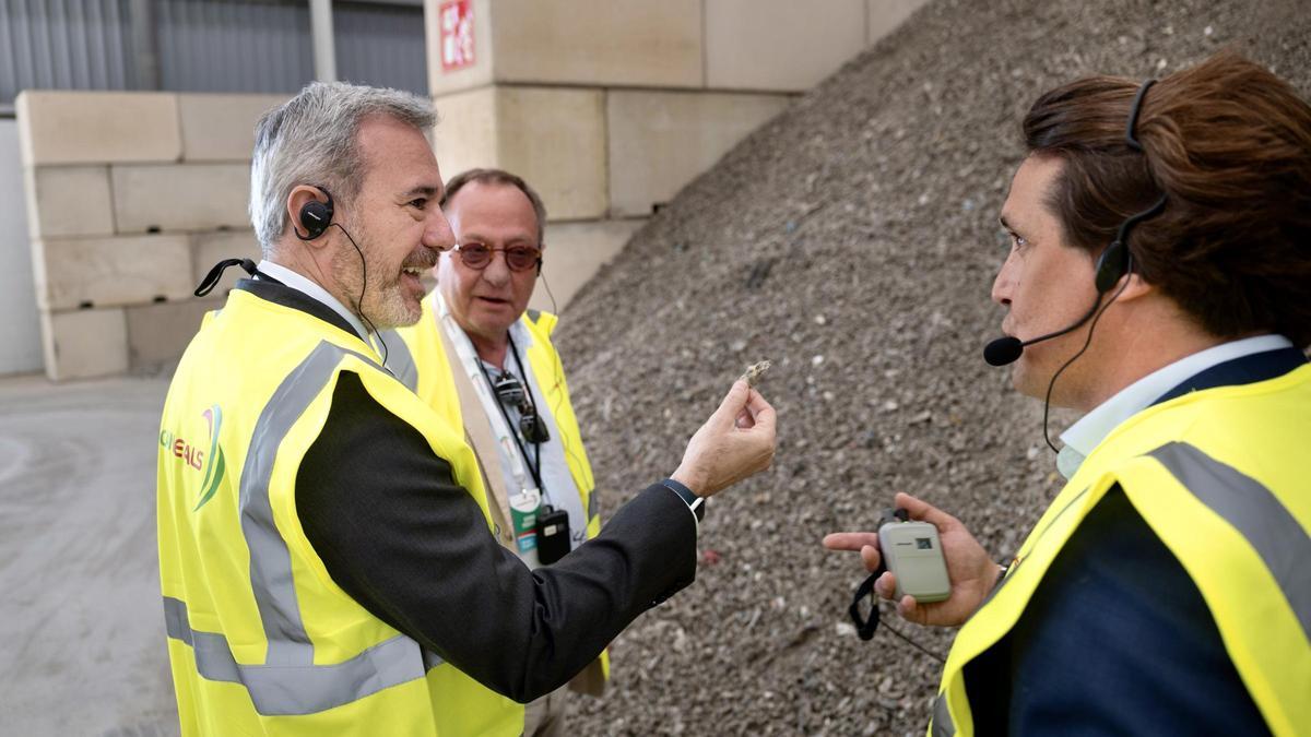 Jorge Azcón durante su visita Scanmetals.