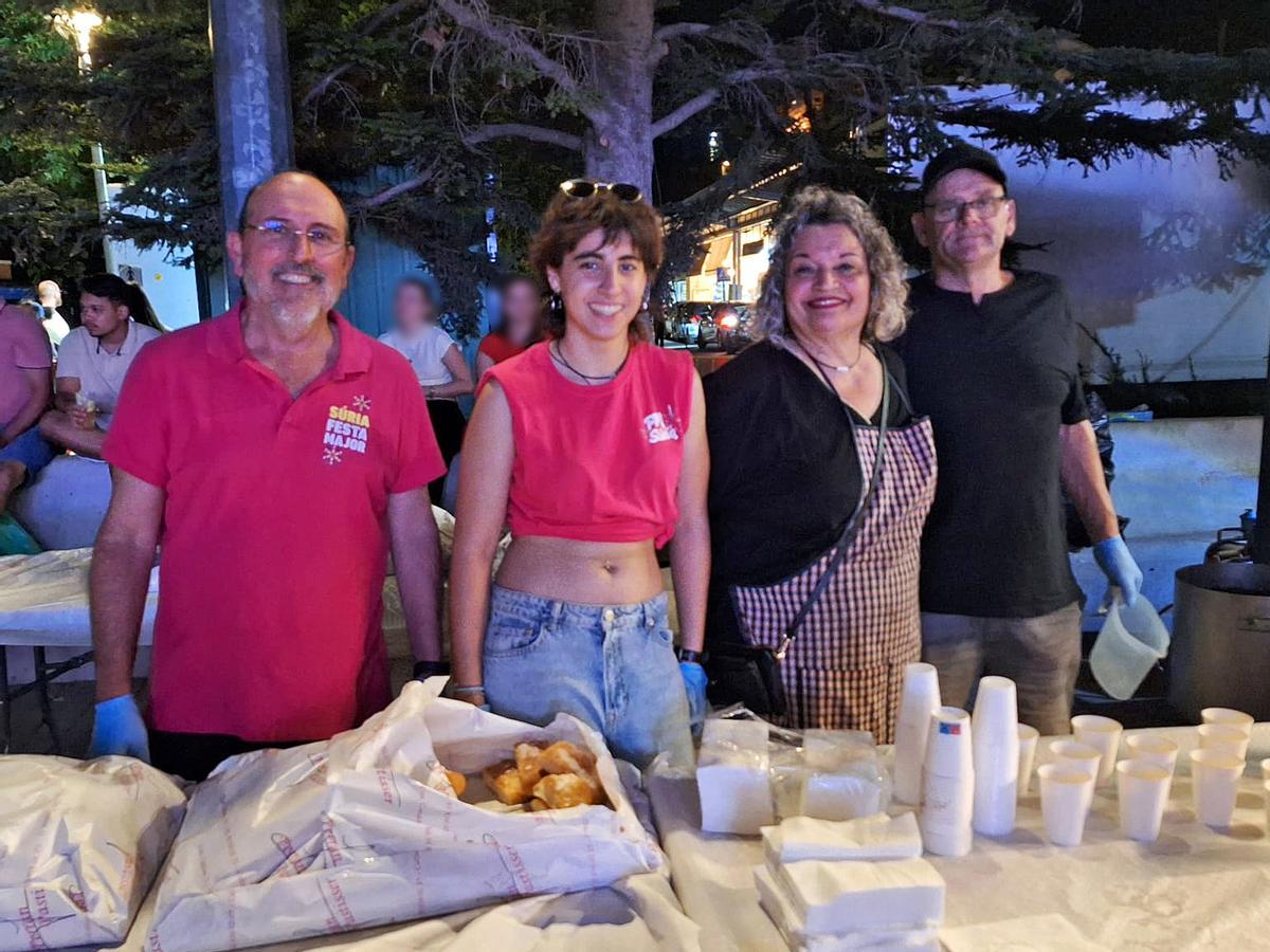 Xocolatada nocturna a la plaça de Sant Joan, dins de la Festa Major de Súria