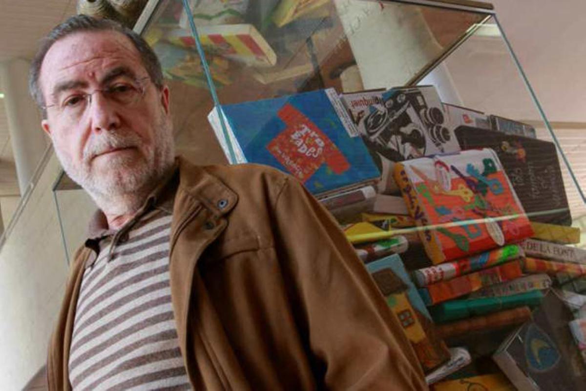 Manuel Boix, ayer, junto a la obra cedida a la UA.