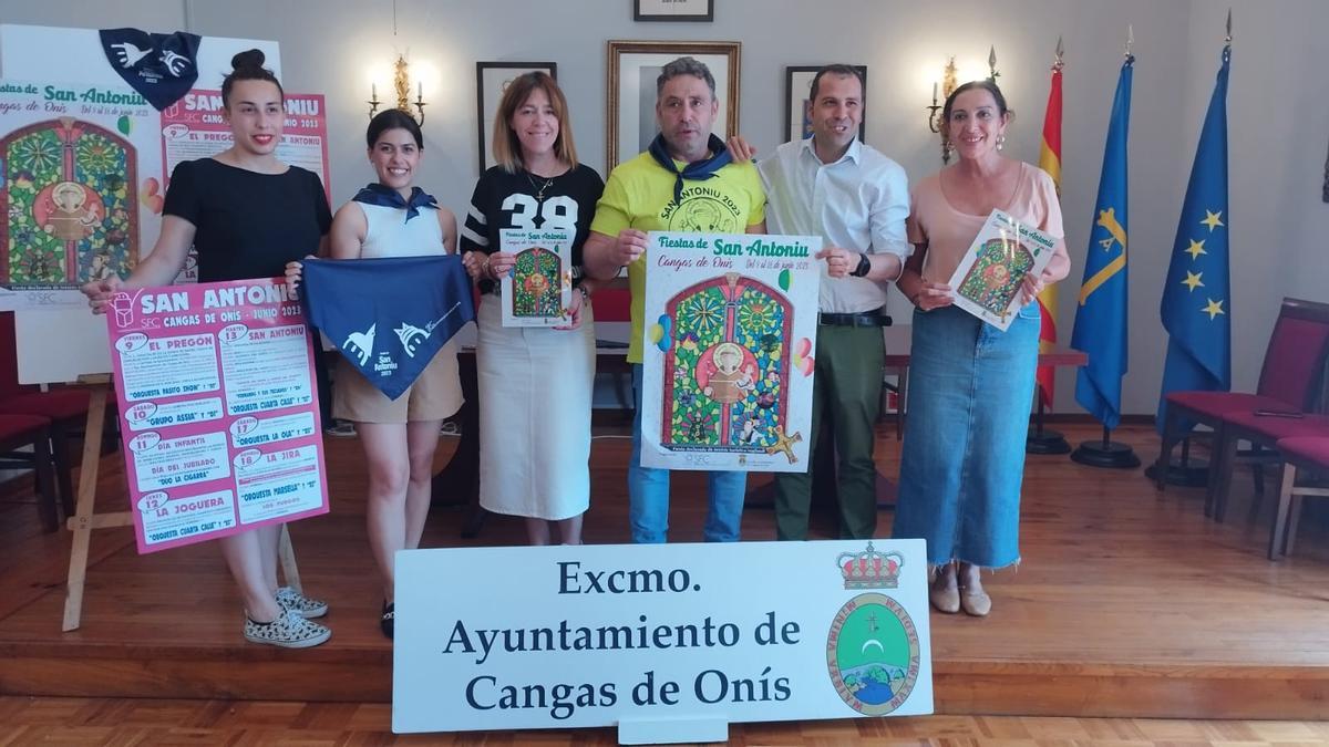 Por la izquierda, María Blanco García e Isabel Blanco García, miembros de la Asociación de Festejos de Cangas de Onís, Mónica Gutiérrez Nava, concejal, José Luis García Fernández "Fifu", presidente de la Asociación, José Manuel González Castro, alcalde y Marifé Gómez Alonso, teniente de alcalde