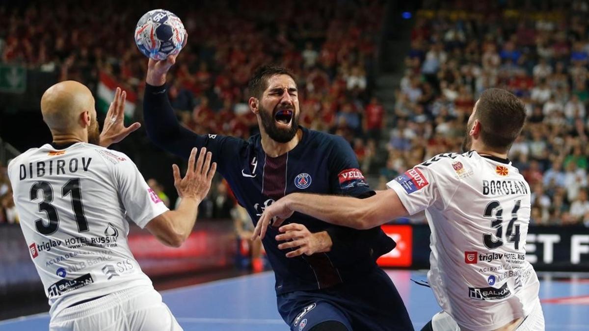 Karabatic intenta avanzar entre Dibirov y Borozan, del Vardar, en la final de este domingo en Colonia.