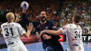 Karabatic intenta avanzar entre Dibirov y Borozan, del Vardar, en la final de este domingo en Colonia.