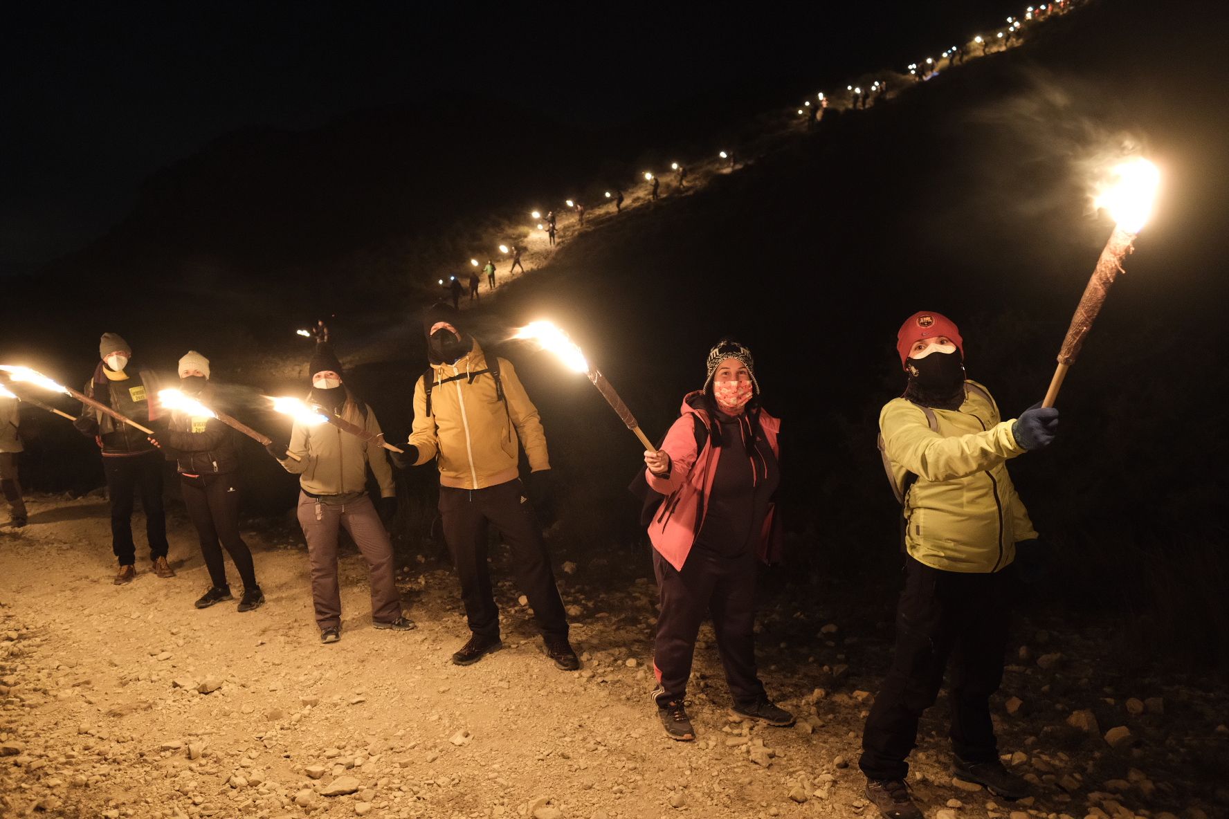 Bajada de antorchas del monte Bolón de Elda en la noche de Reyes