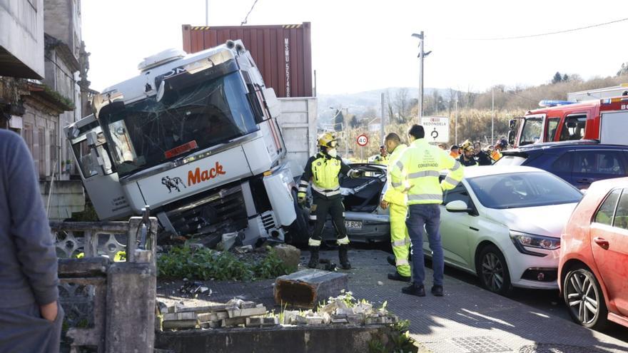 Espectacular accidente en Salcedo al chocar un camión con varios coches aparcados en la N-550