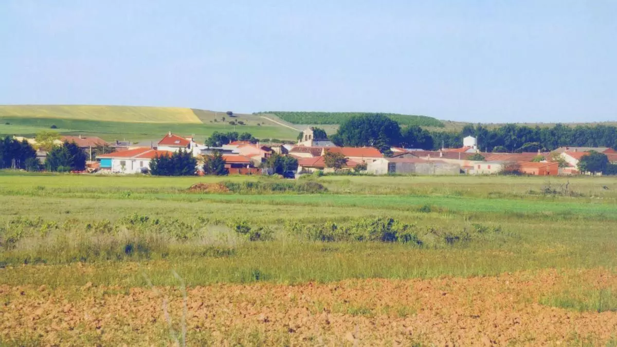 San Marcial, pueblo tendido mansamente en el valle recorrido por la rivera de Campeán