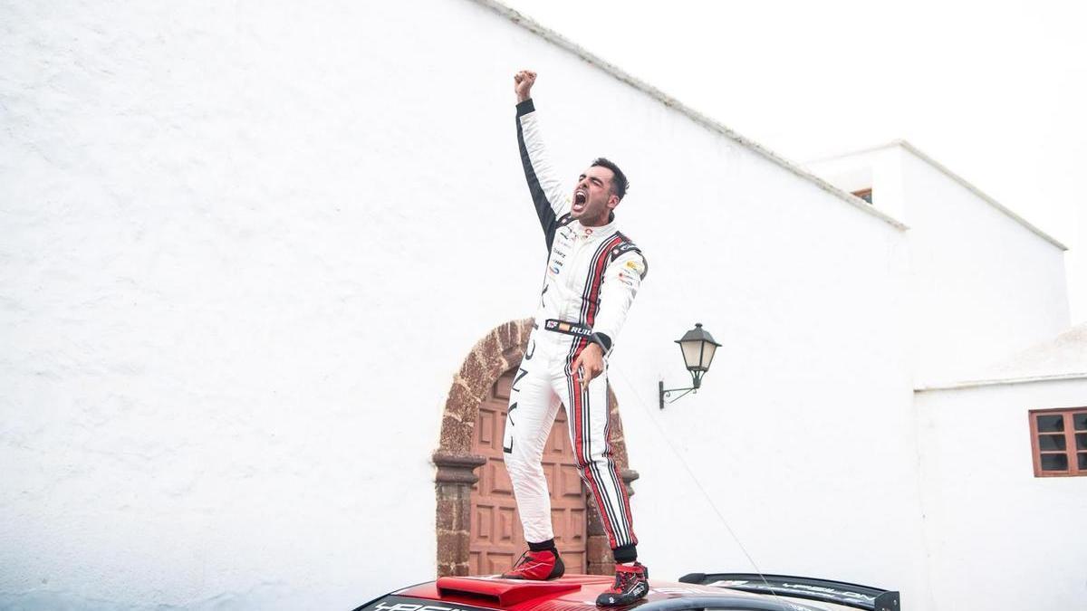 Diego Ruiloba celebra con rabia su apurado triunfo en Lanzarote sobre el techo de su Lancia.