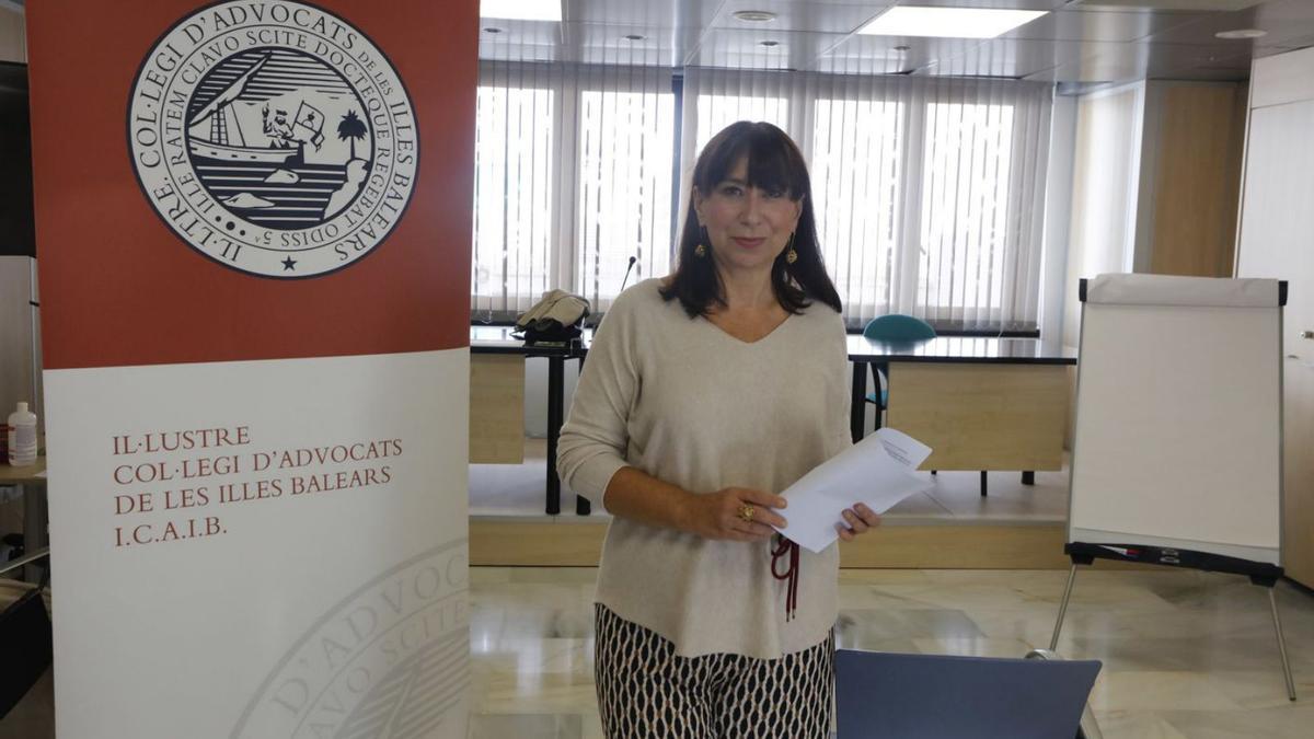 Eva María Cardona, miembro de la junta del Icaib, ayer en la sede del colegio en Eivissa. | J.A. RIERA
