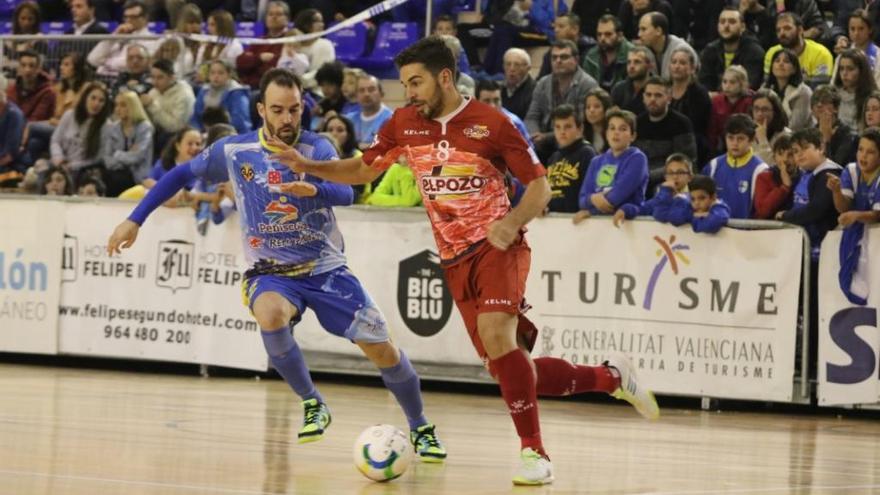 Andresito (ElPozo) conduce el balón ante Míchel (Peñíscola) durante el partido disputado ayer.