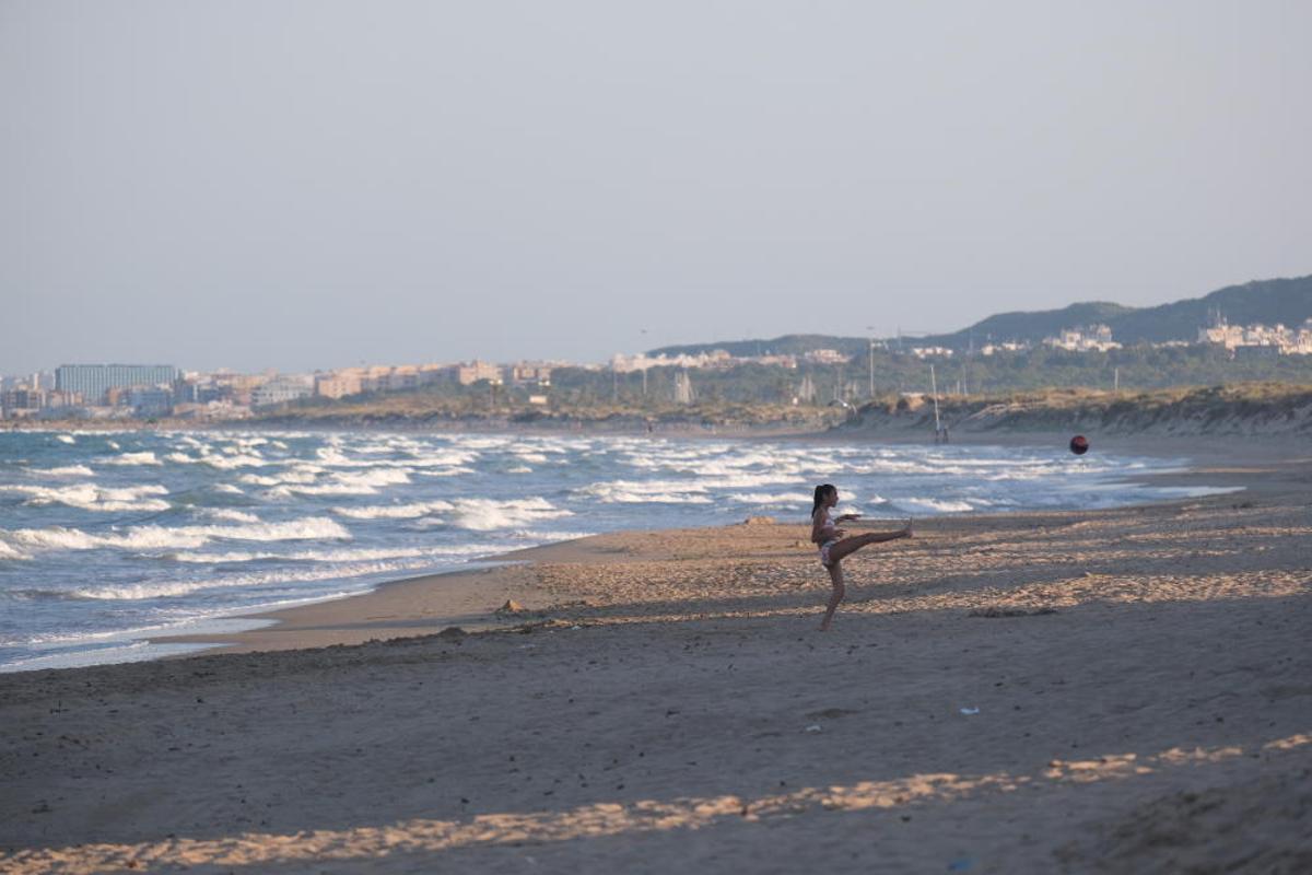 Los agentes ha desalojado las playas de Elche en la Noche de San Juan.