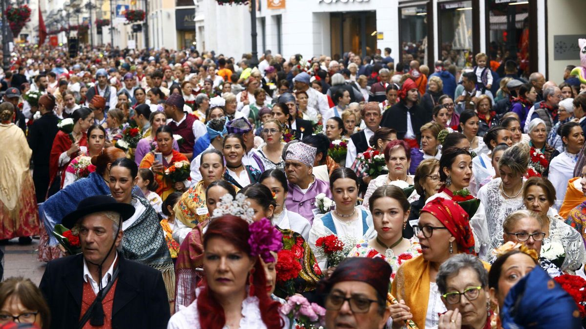 Gente con trajes regionales en la Ofrenda de Flores