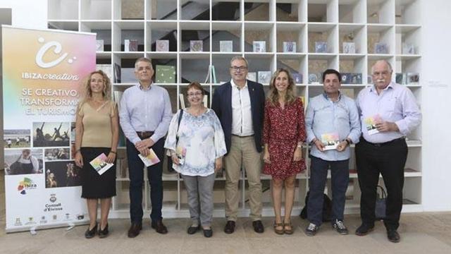 El presidente del Consell, el director insular de Turismo y los concejales de Turismo, ayer en el MACE.