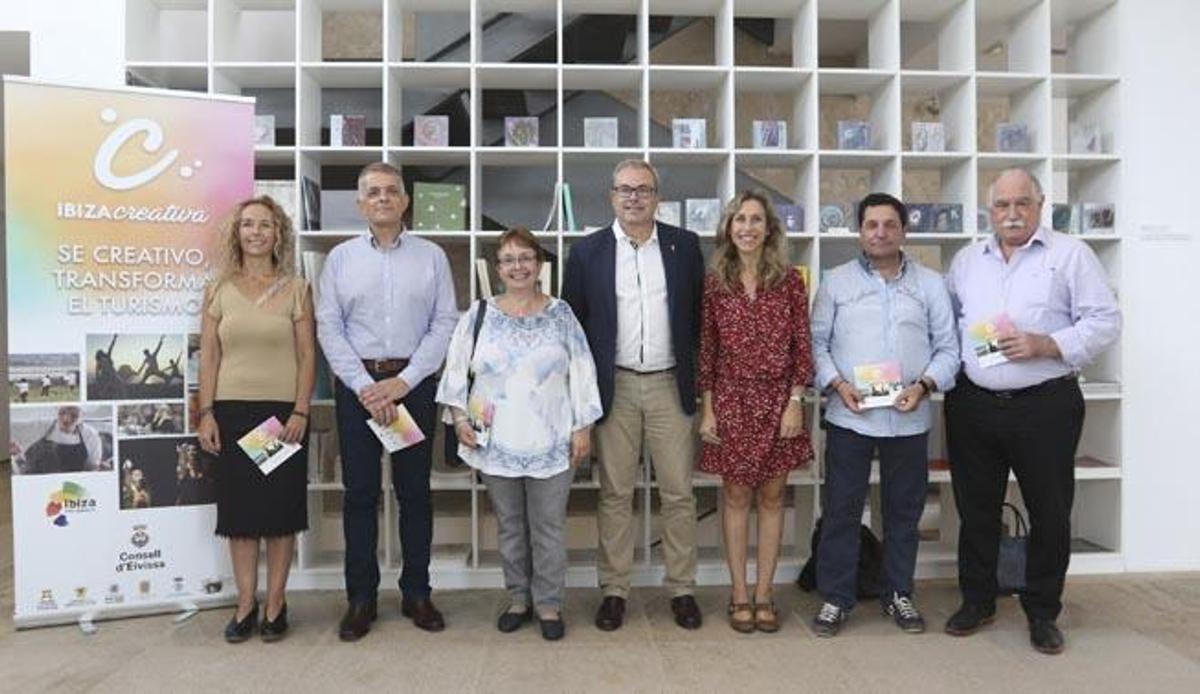 El presidente del Consell, el director insular de Turismo y los concejales de Turismo, ayer en el MACE.