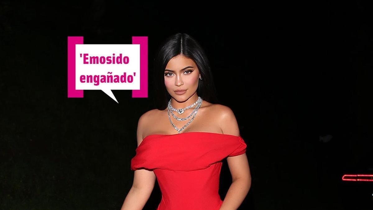 Kylie Jenner con vestido rojo de fiesta