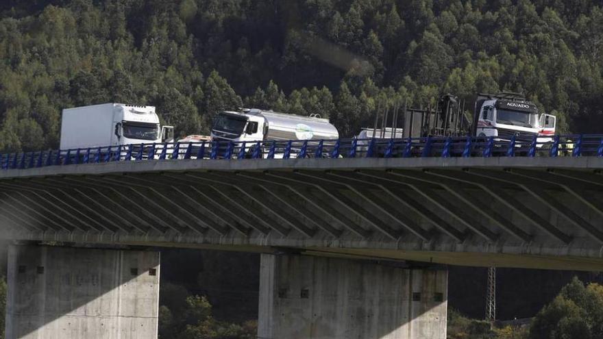 El camión accidentado, en el viaducto de Vegarrozadas.