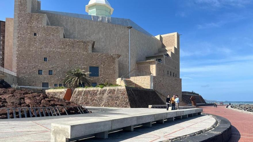 Nuevos bancos más resistentes en la trasera del Auditorio Alfredo Kraus para mejorar confort y seguridad