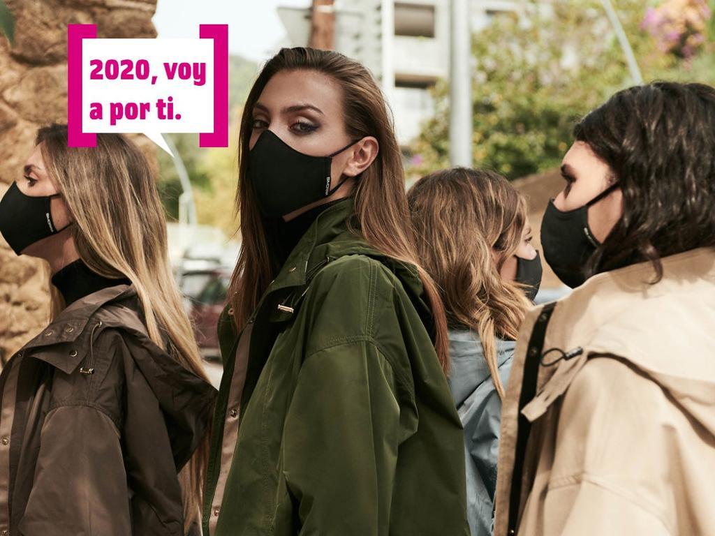 Modelo con ropa anticoronavirus
