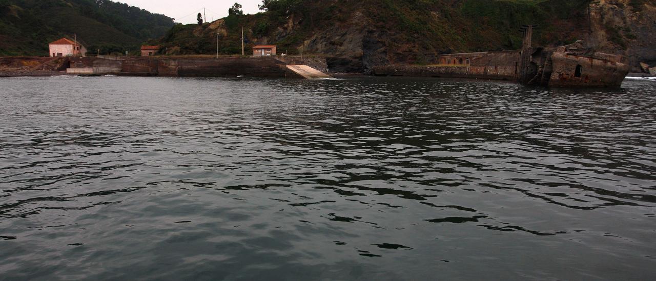 Playa y puerto de Llumeres, en Gozón.