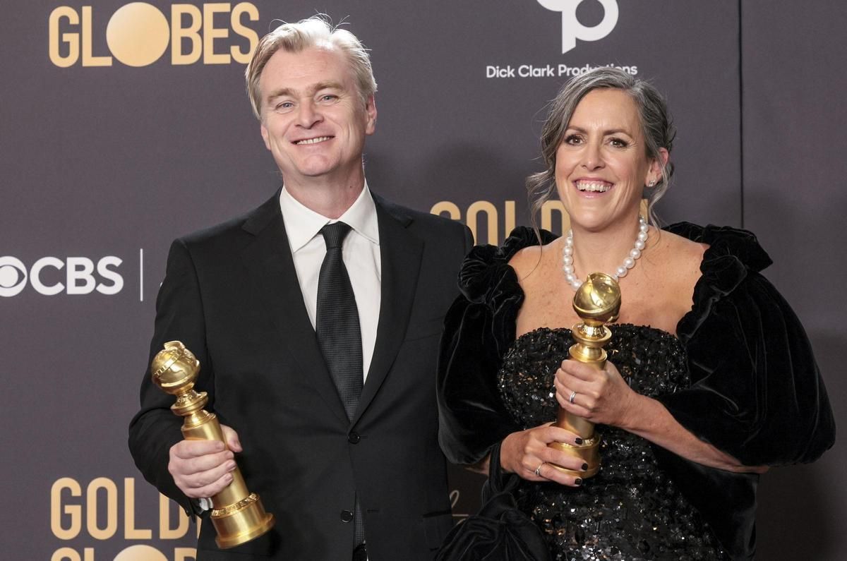 Christopher Nolan y Emma Thomas, con los Globos de Oro por Oppenheimer.