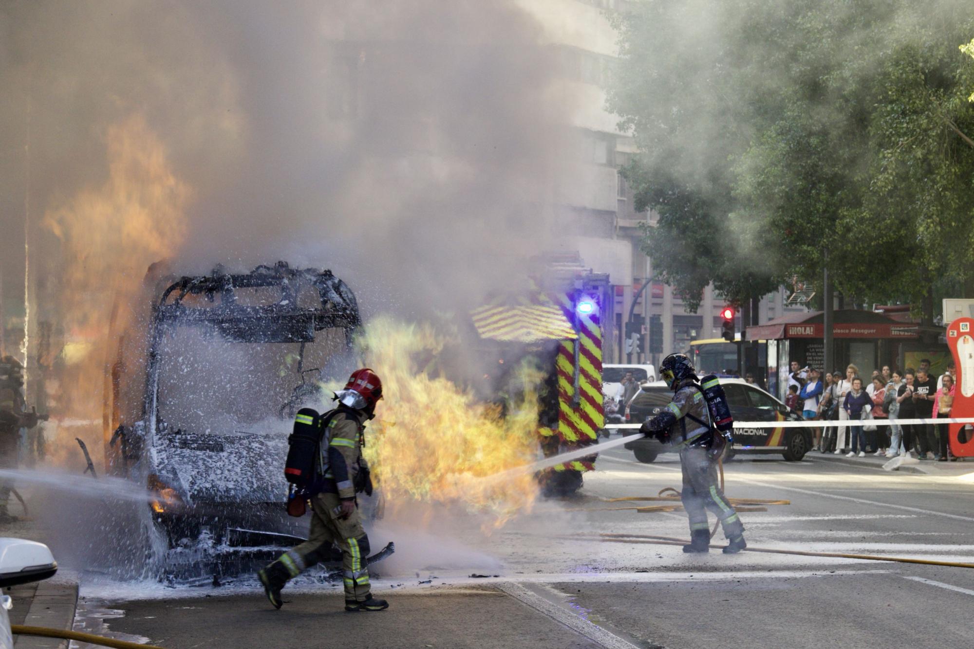 Las imágenes del incendio de un coche en plena Gran Vía de Murcia