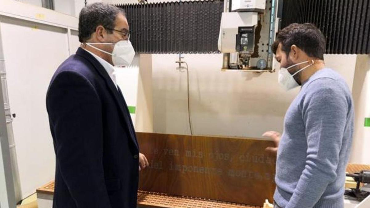 Un momento del proceso de grabado con máquina de CNC 5 ejes.