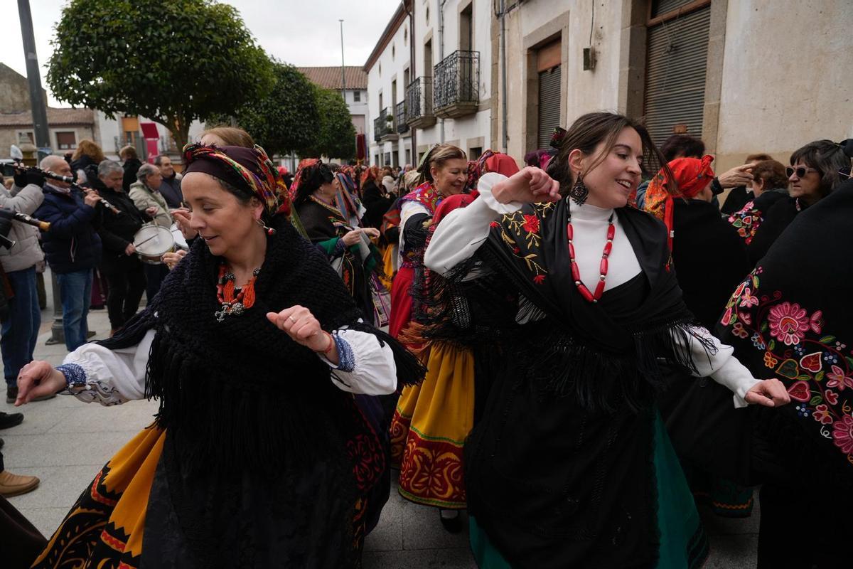 GALERÍA | Récord de águedas: 1.658 mujeres invaden Bermillo de Sayago