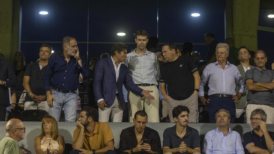 Las directivas de Hércules e Intercity, en el palco del Rico Pérez junto al concejal Toni Gallego.