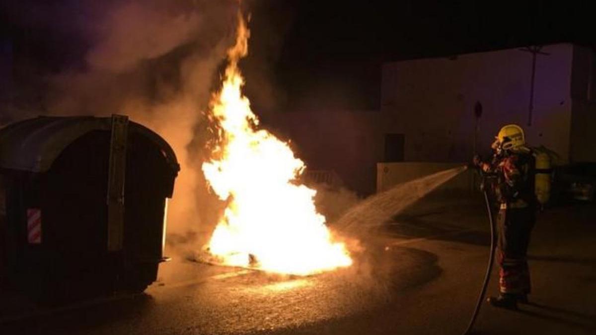 Imagen de archivo de un incendio en un contenedor de Arrecife.