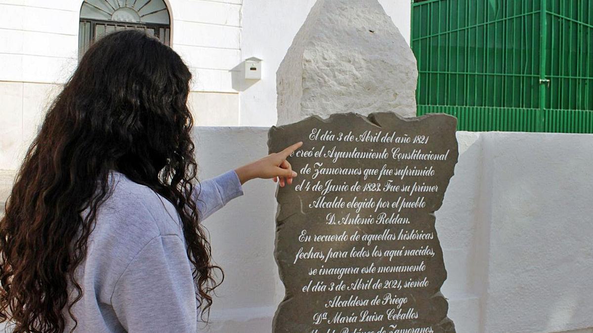 Monolito instalado en la plaza de Andalucía de Zamoranos donde se recuerda la efeméride.