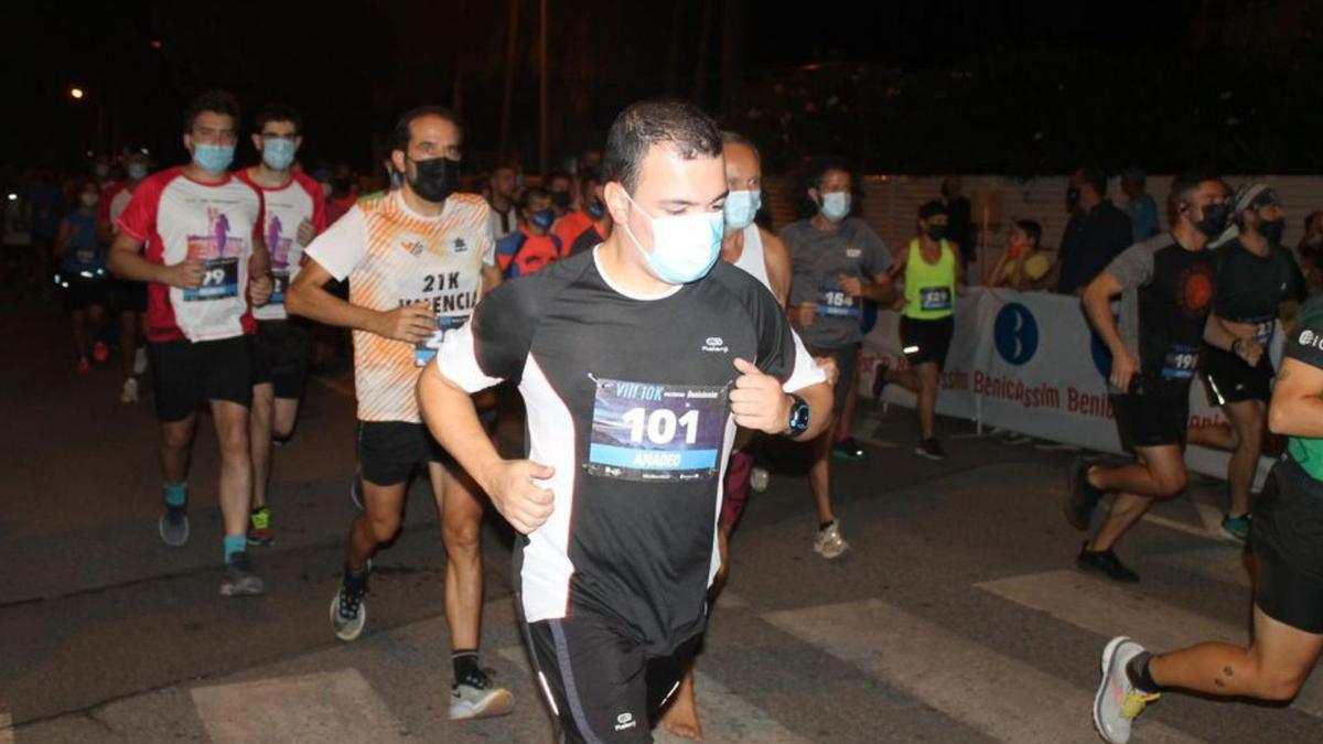 Un grupo de corredores participa en la VIII 10K Nocturna Benicàssim Platges. | MEDITERRÁNEO