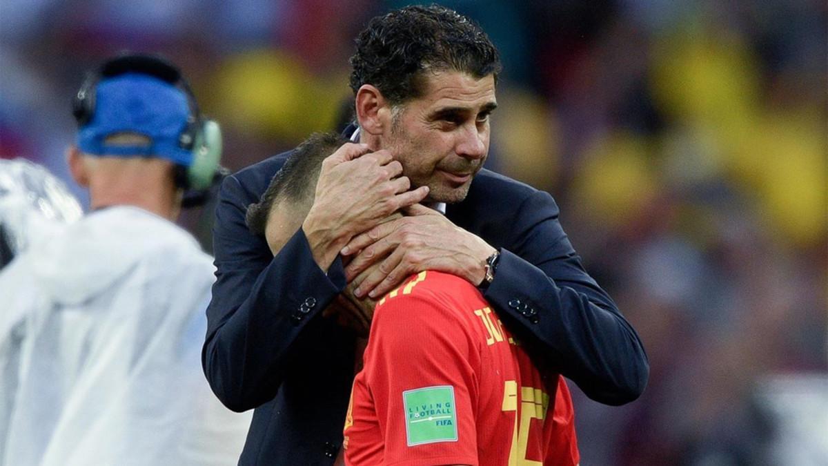 Fernando Hierro, consolando a Jordi Alba al acabar el partido