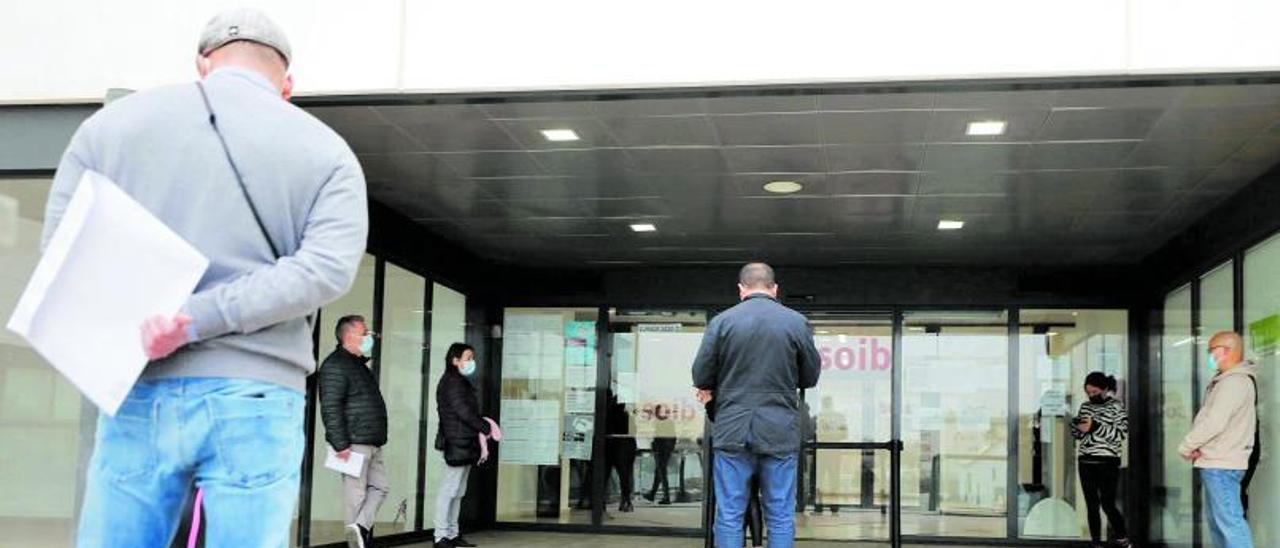 Un grupo de personas hace cola en la entrada del SOIB en Eivissa.