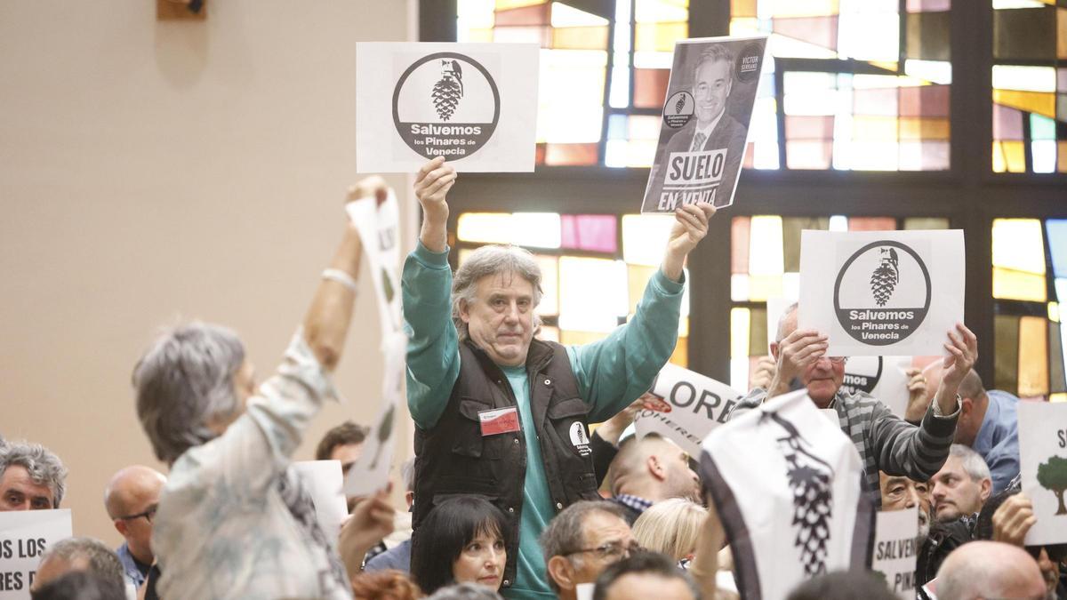 Varios vecinos han protestado contra la ampliación del Parque de Atracciones en el pleno.
