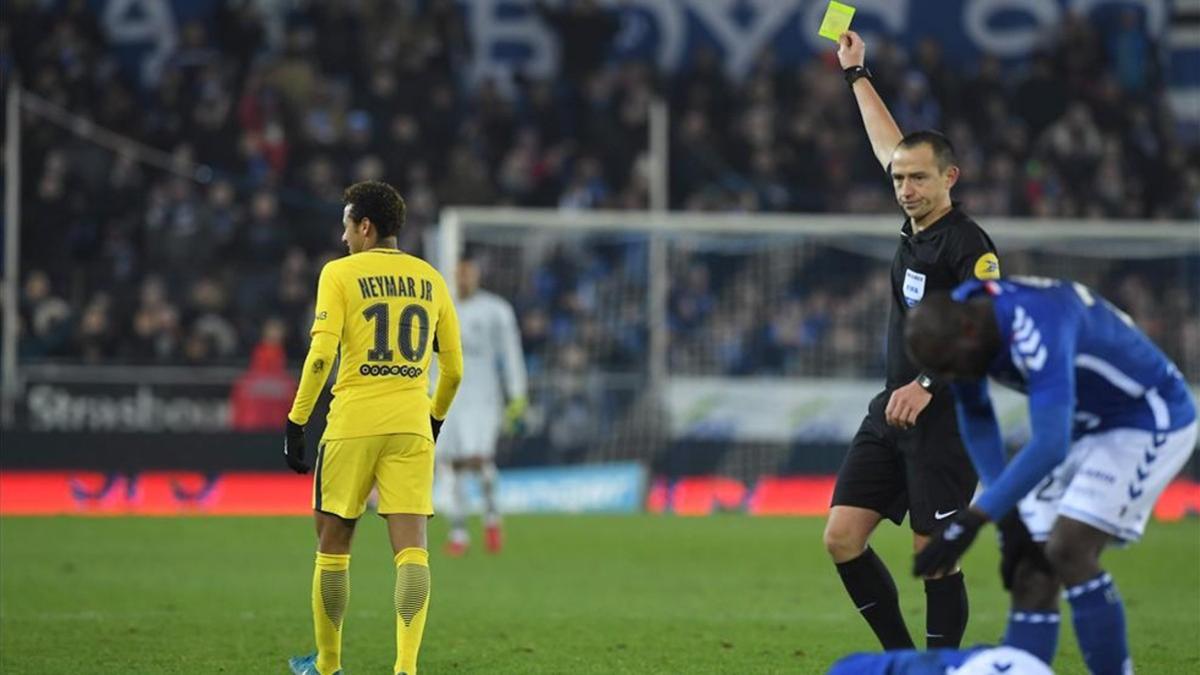 Neymar vio una amarilla por una dura entrada