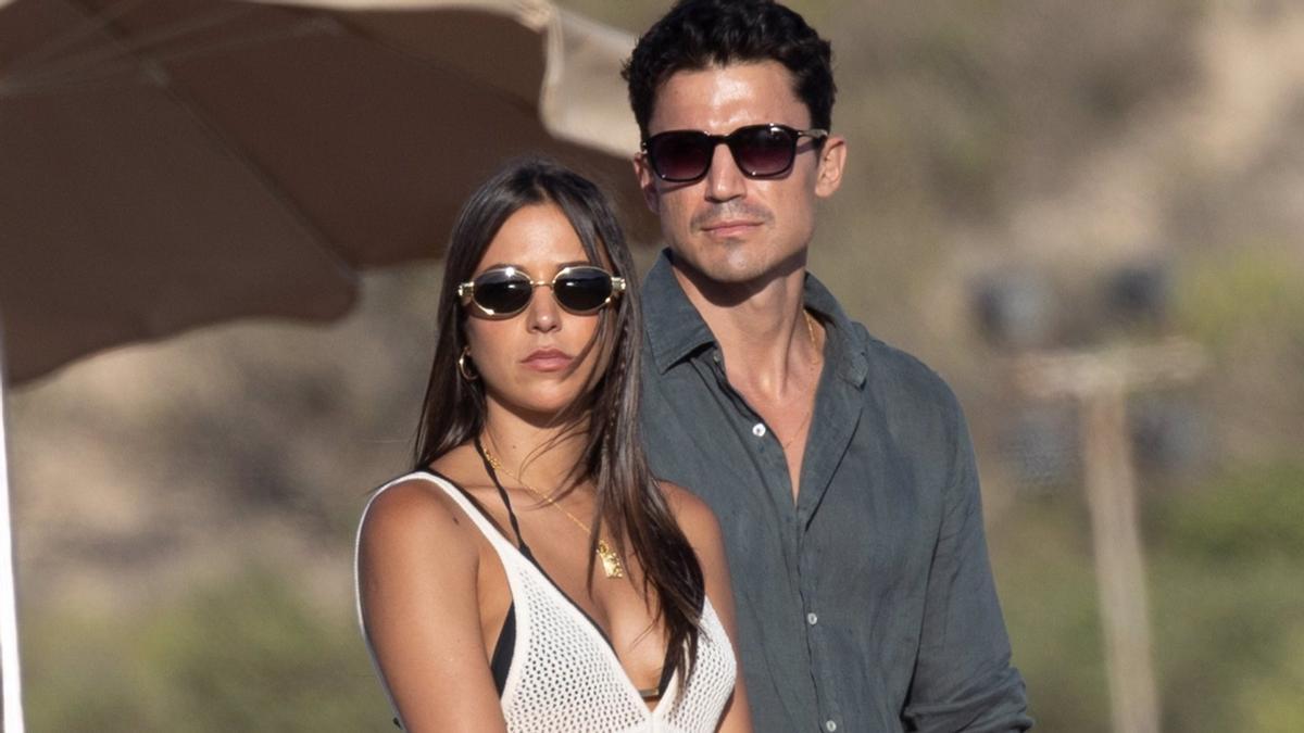 ALEX GONZALEZ PAREJA NOVIA | Amor en Ibiza: el actor Álex González disfruta  de unas vacaciones con su novia