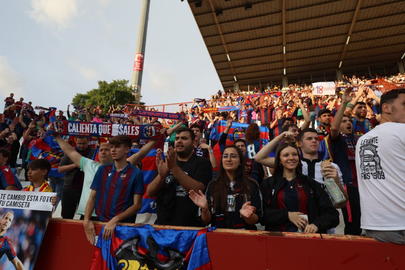 La afición se vuelca con el Levante UD en Albacete