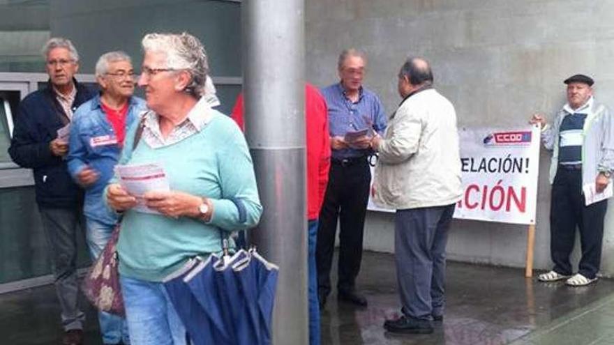 Movilización de pensionistas en el centro de salud Puerta La Villa