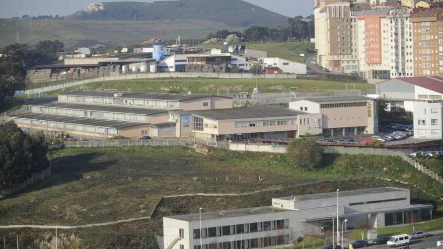 Maderas Peteiro, al fondo, entre el colegio Calasanz y los bloques residenciales de Os Rosales.