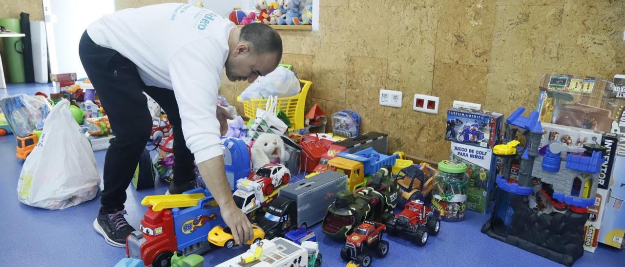 Un voluntario de Sadeco se encarga de revisar el estado de los juguetes donados, así como de su contenido educativo adecuado.