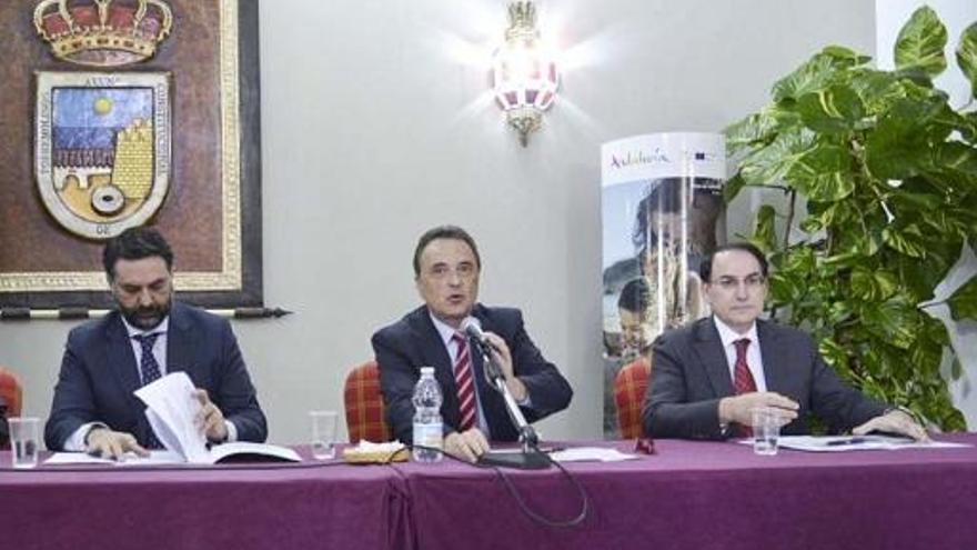 El consejero, Francisco Javier Fernández; el alcalde de Torremolinos, José Ortiz y el presidente de la patronal andaluza, Javier González de Lara.