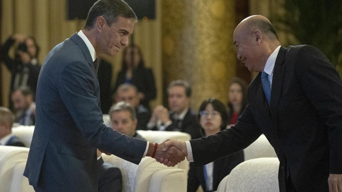 El presidente del Gobierno, Pedro Sanchez, saluda al viceprimer ministro de China, Liu Guozhong, en el Foro España-China que se ha inaugurado este lunes.