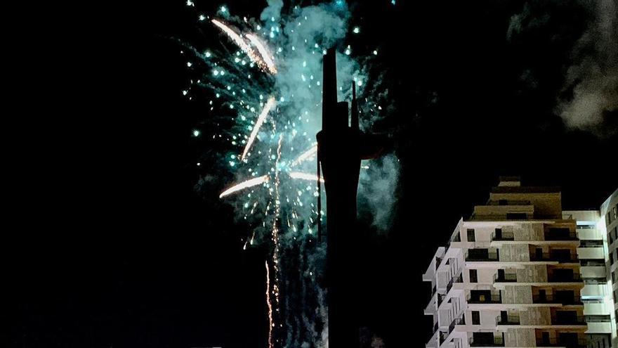 Uno de los eventos pirotécnicos organizados por la peña Espartans del Foc en la plaza Mayor de Mislata.